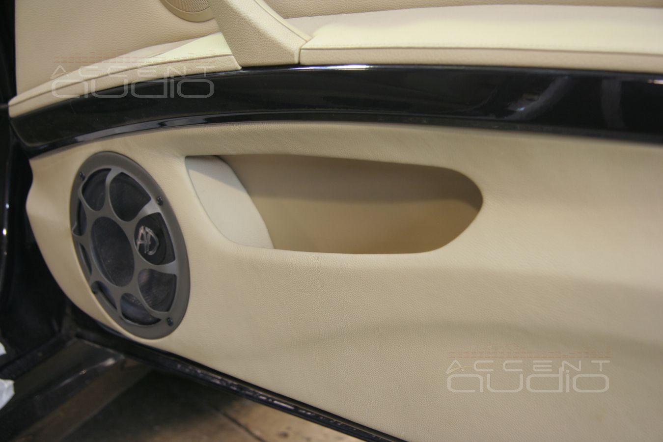 Новый дизайн обшивок и новый мидбас на новом месте