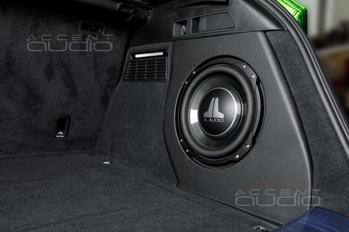 Настоящий американский бас, встроенный в крыло Audi Q5 ll: сабвуфер-стелс от Accent-Audio