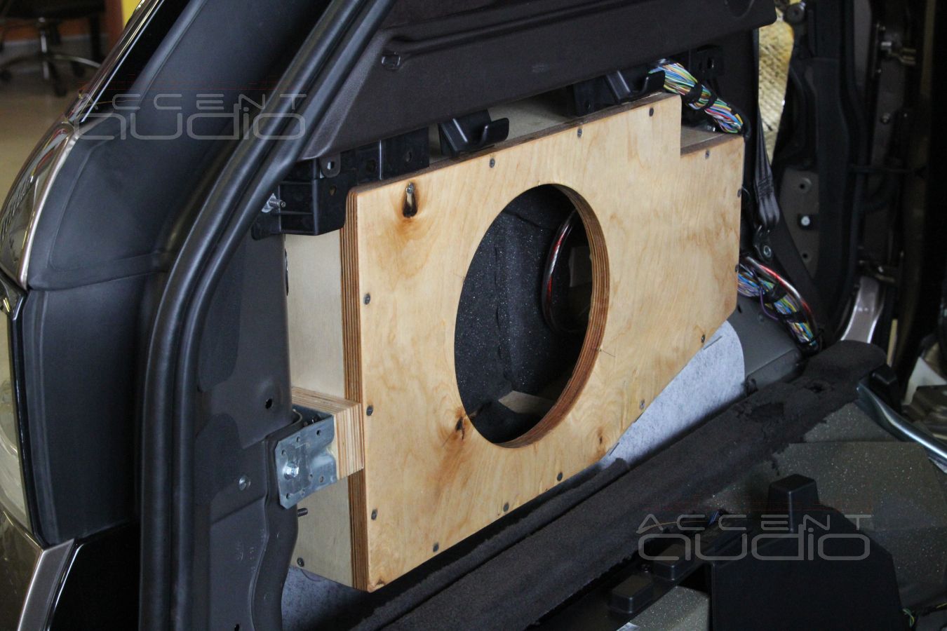 Сабвуфер Peerless XXLS-P835016 и его интеграция в RangeRover Sport