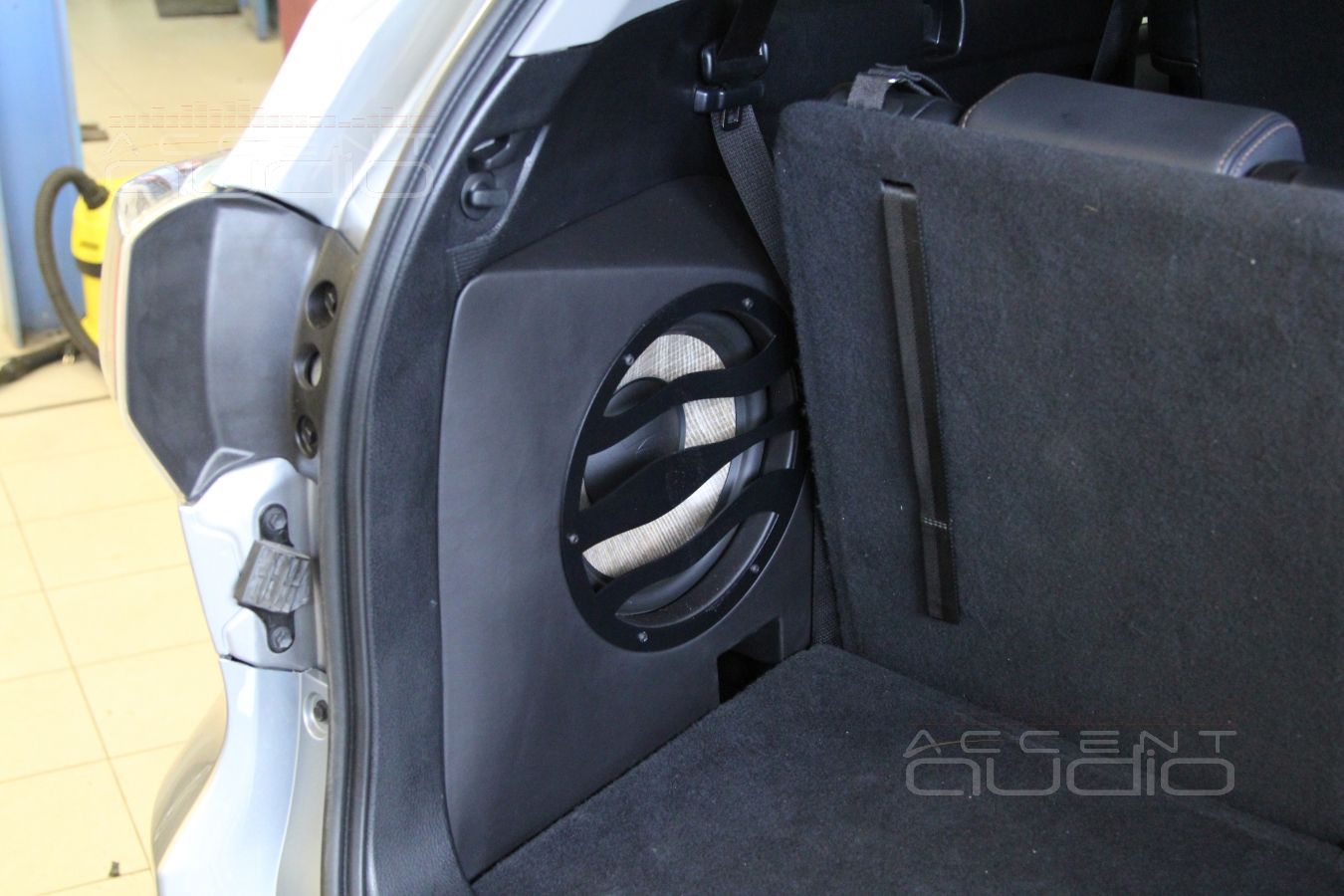 Сабвуфер-стелс в Toyota Highlander