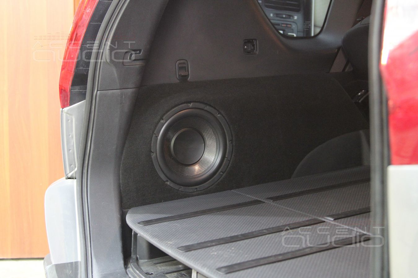 Встроенный сабвуфер стелс с Nissan X-Trail