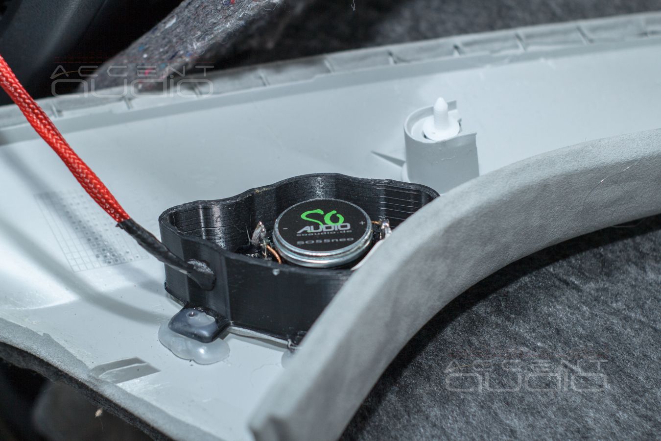 Комплект из двух подиумов для установки высокочастотных излучателей в VW Multivan 2019-2024.