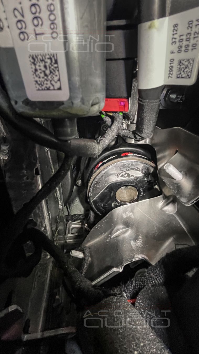 Сабвуфер в торпеде – штатное решение для Porsche 911