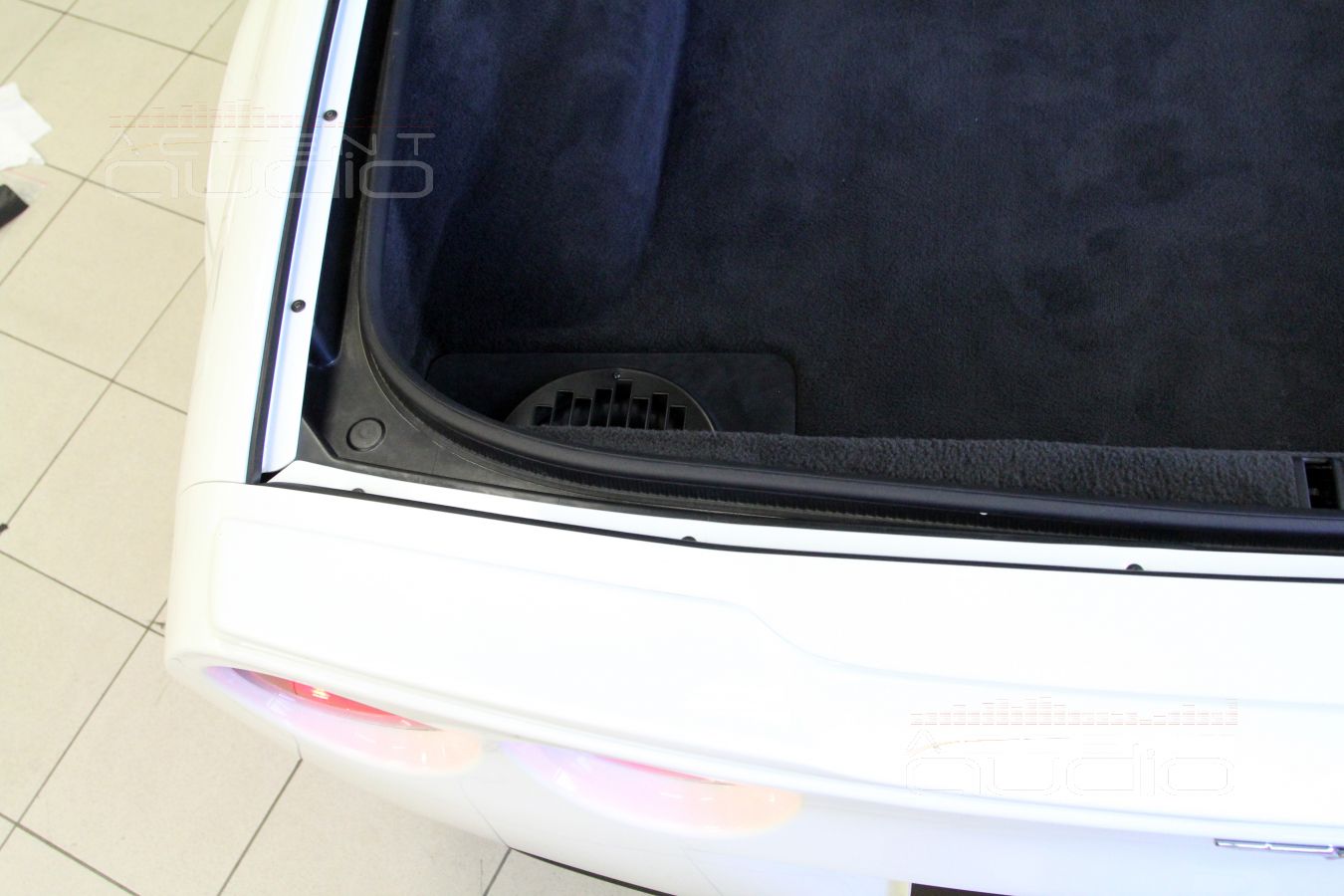 Встроенный сабвуфер-стелс CDTAudio QES-820.