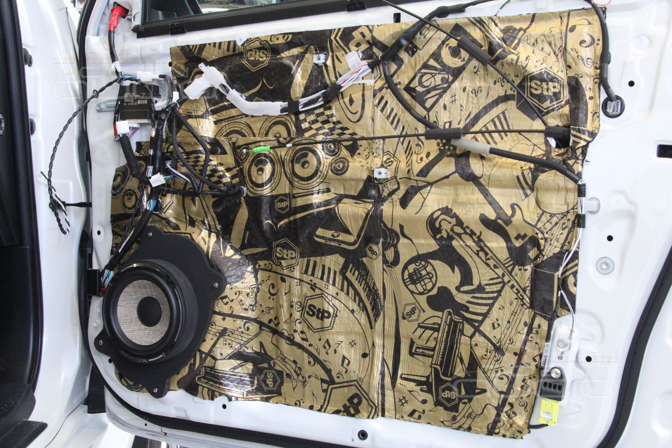 Установка трехполосной акустики в Toyota Prado 150: замечательные мидбасы Focal MW PS165F3 в дверях