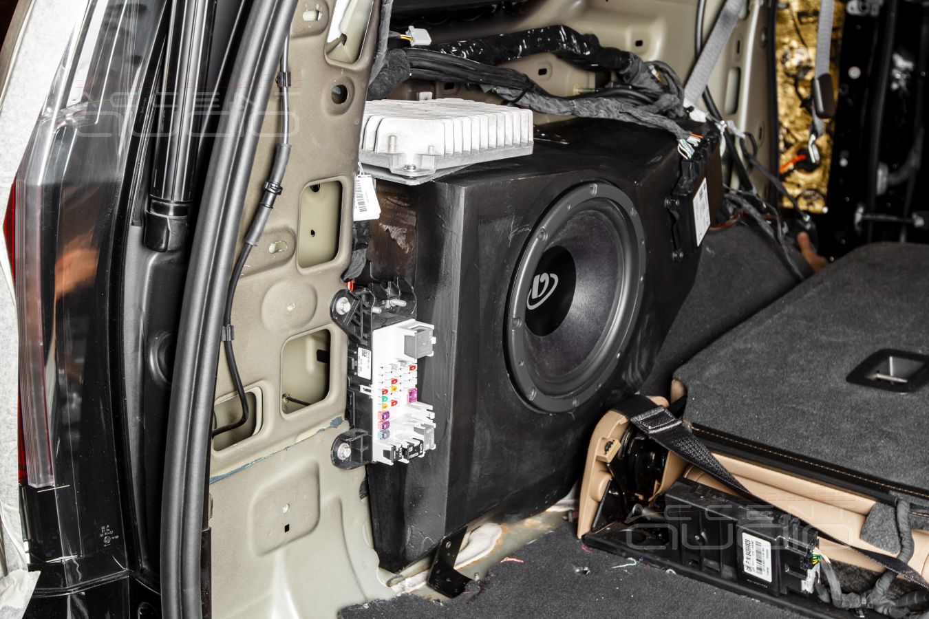 Действительно сложно, действительно сабвуфер, действительно полная интеграция: Dego в Escalade