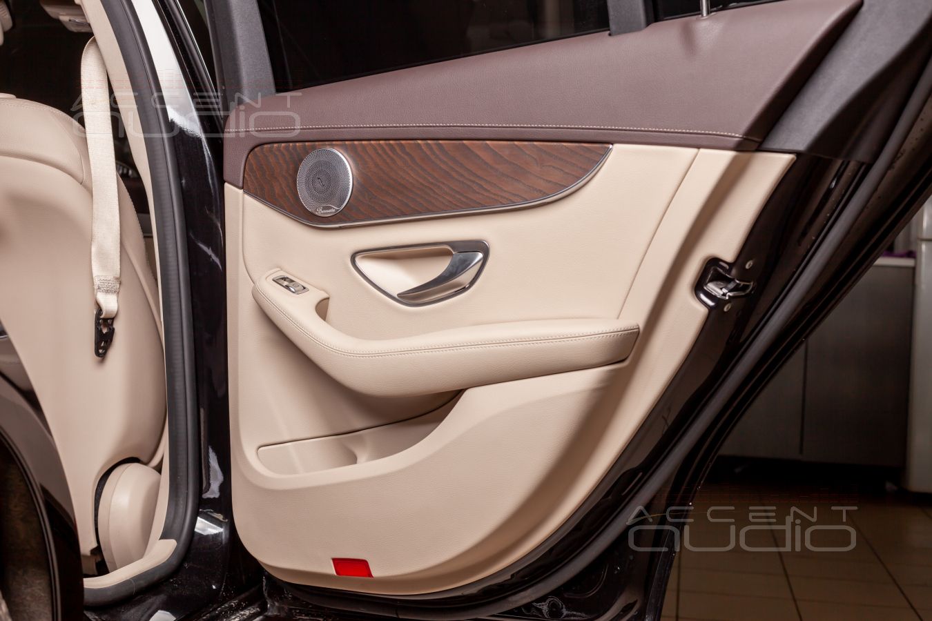 Снаружи Burmester – внутри – E.O.S: установка среднечастотных излучателей в Mercedes-Benz W205