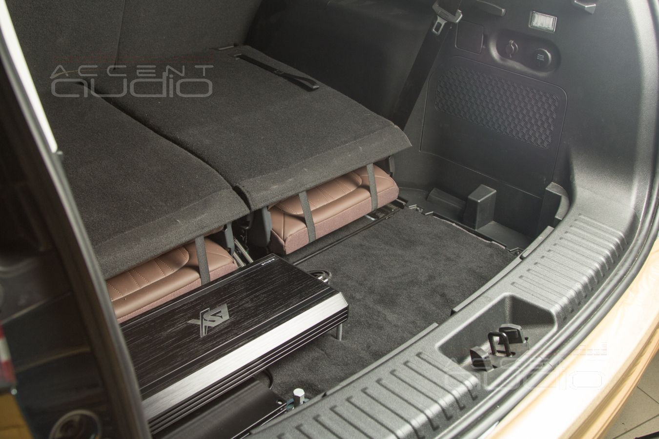 Скрытый монтаж усилителей Helix и ESX в Exeed