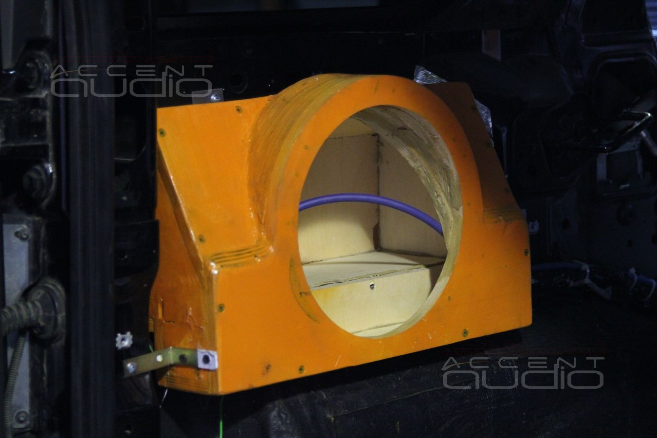 Сабвуфер стелс в левом крыле Hummer H3