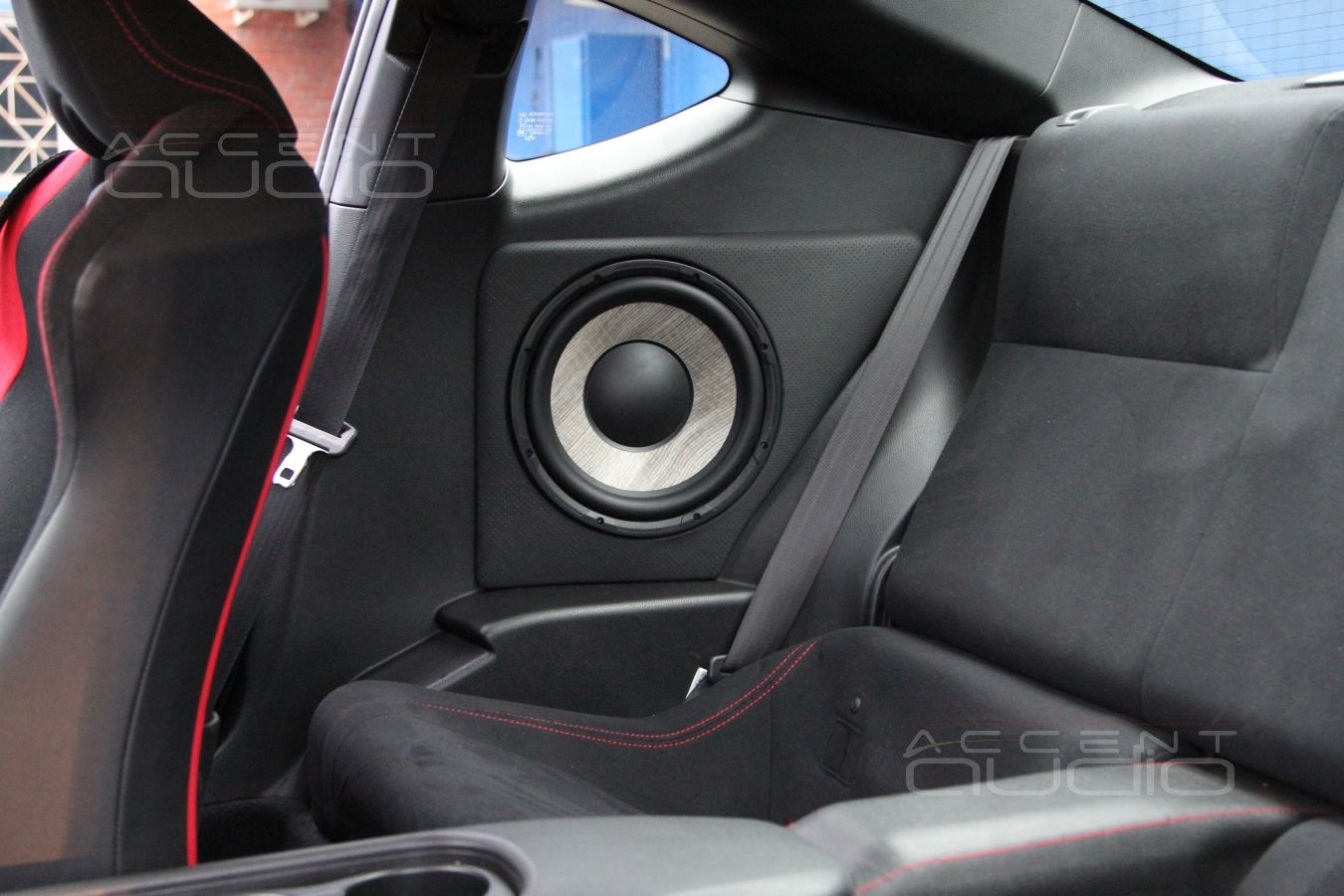Встроенный сабвуфер в Toyota GT86