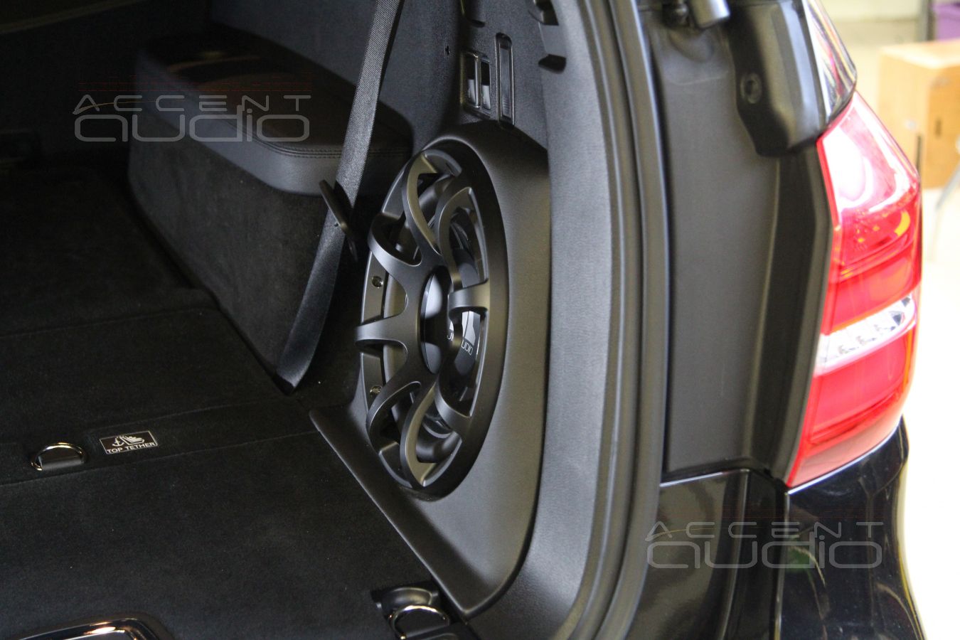 Встроенный Cабвуфер JLAudio 10TW3 в Mercedes-Benz GLS