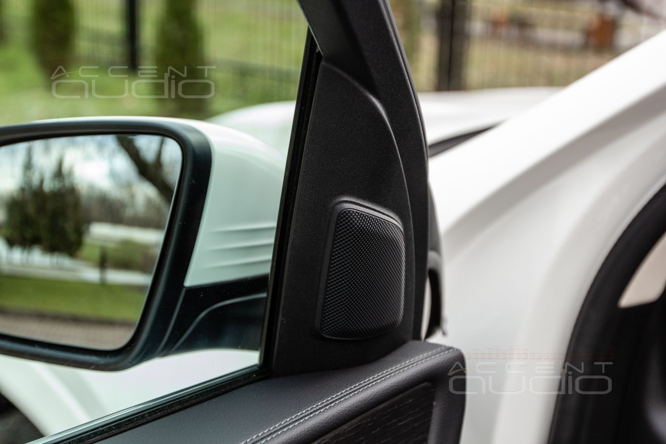 Монтаж акустики Gladen ONE 200.3MB в штатные места MB GLE