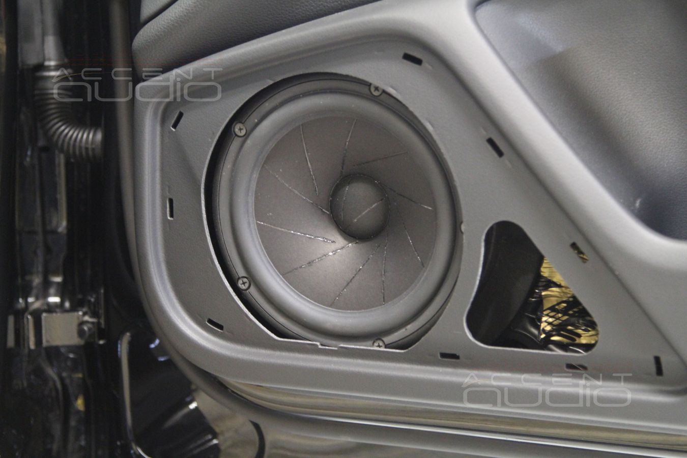 Установка мидбасовых излучателей Scan-Speak Revelator 18W/4531G00 