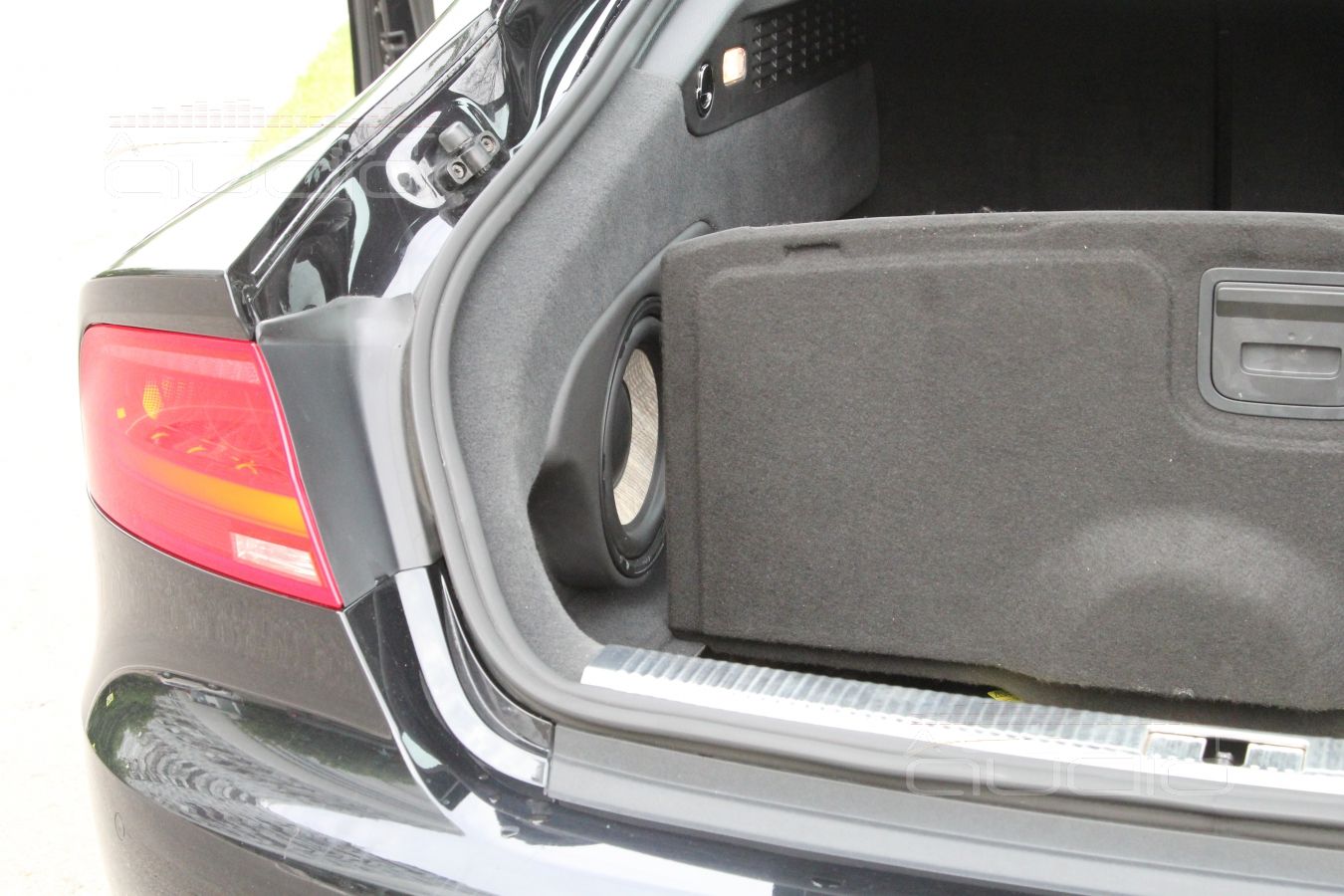 Сабвуфер-стелс в Audi A7