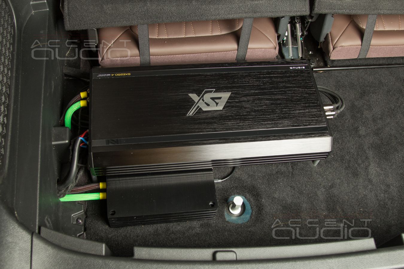 Скрытый монтаж усилителей Helix и ESX в Exeed