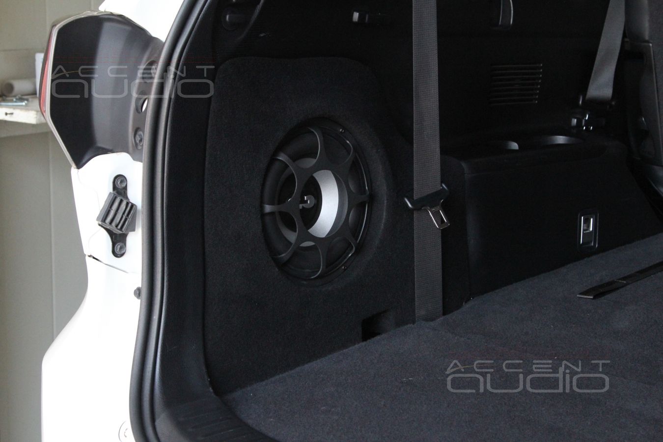 Встроенный сабвуфер в Toyota Highlander