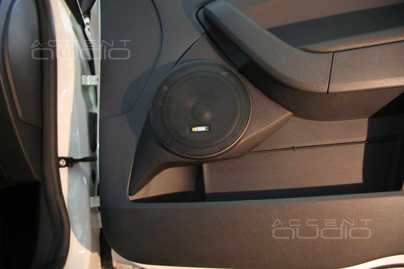 Установка мидбасов в Skoda Yeti 