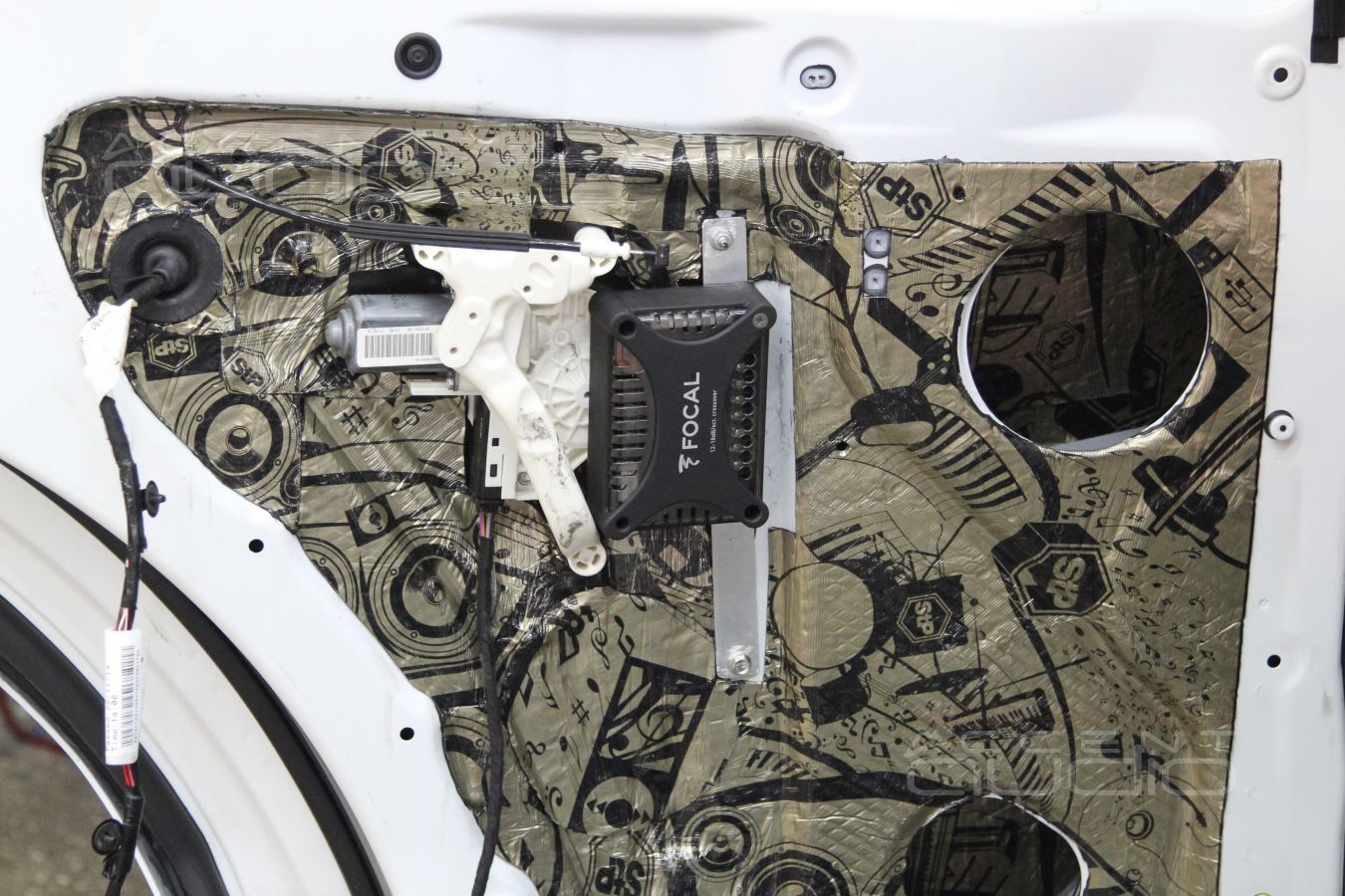 Установка тыловой акустики в Range Rover Discovery: Focal Performance