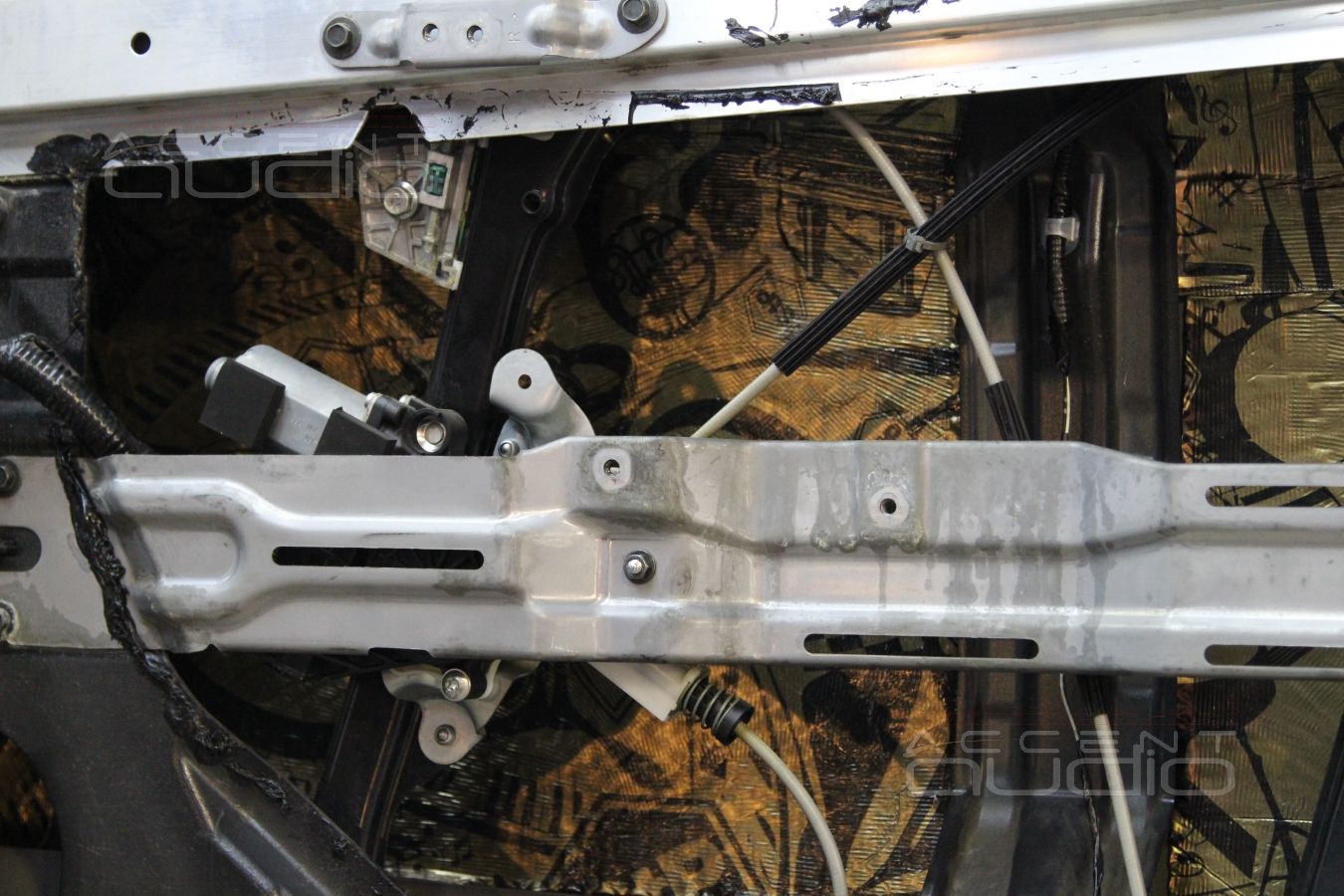 Шумоизоляция дверей Nissan GT-R в 3 слоя