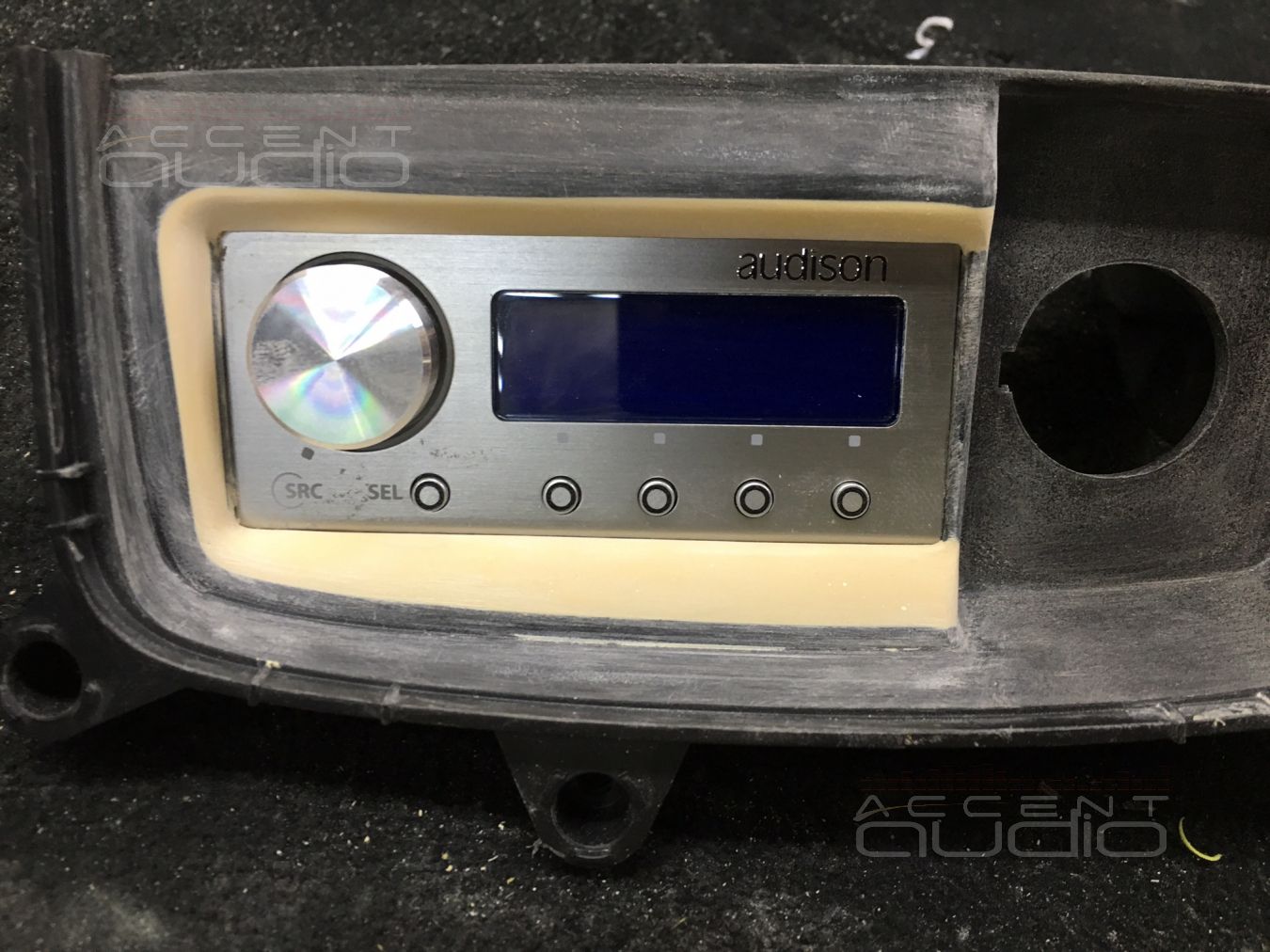 Установка управляющей панели Audison DRC вместо пепельницы Acura MDX