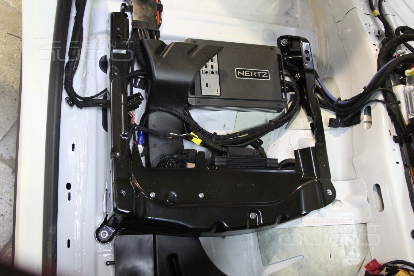 Установка сабвуферного усилителя в Volkswagen Touareg NF