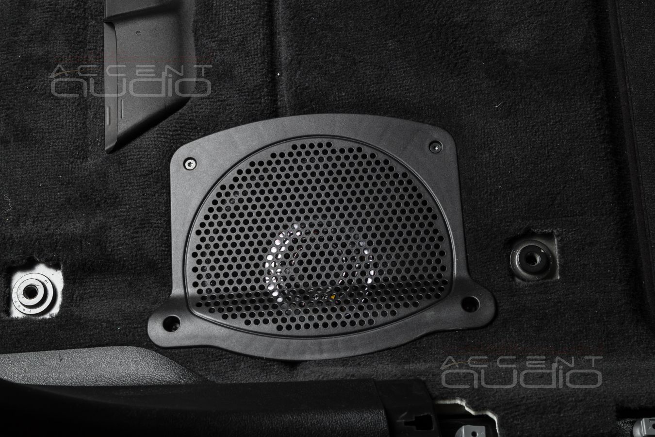 Штатная установка подсидельных вуферов Eton в BMW 540i