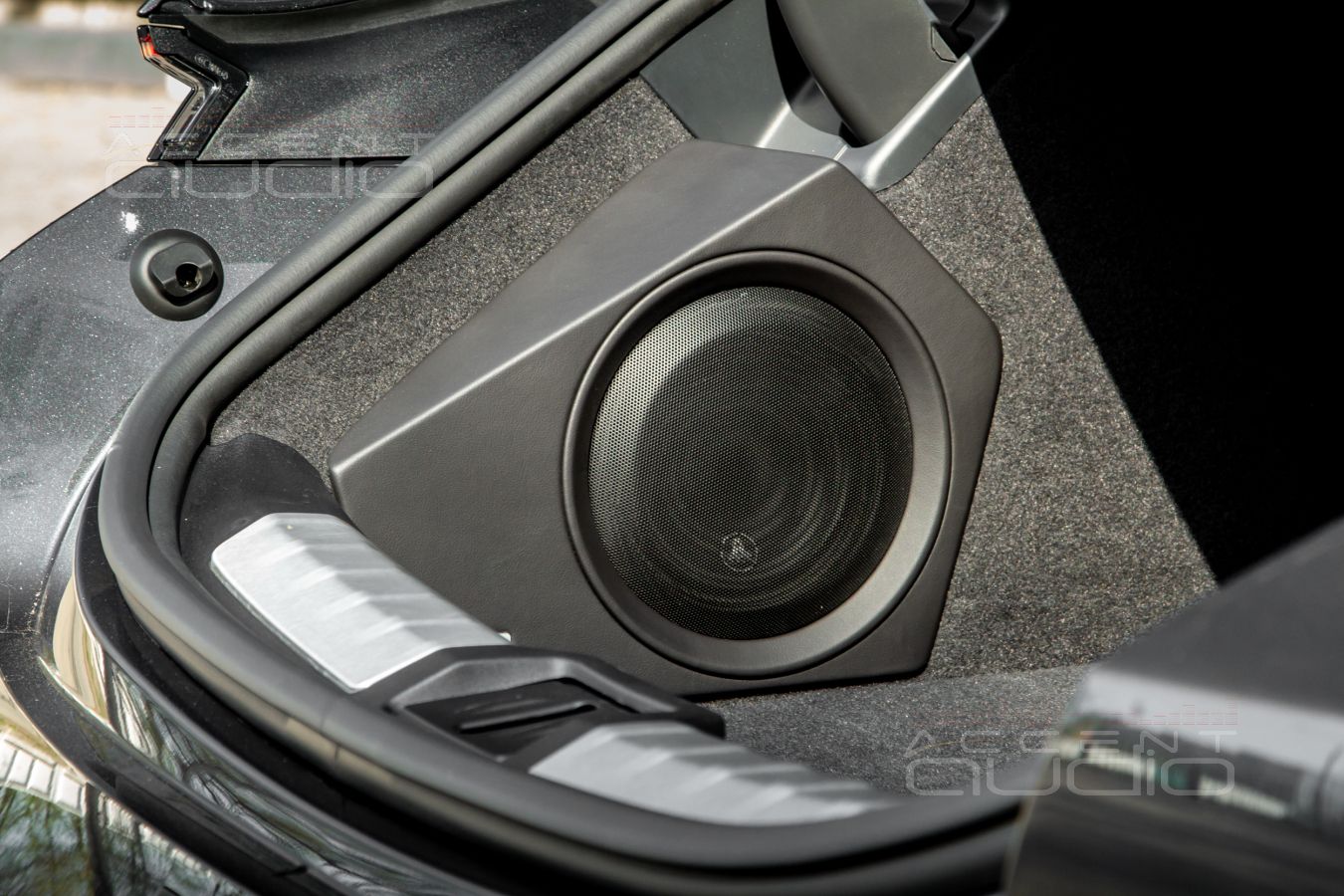 Встроенный сабвуфер-стелс для Porsche Taycan: возможно и очень эффективно !
