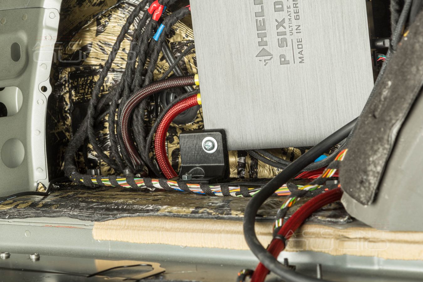 Технологии заводского монтажа: установка усилителей в Audi A7