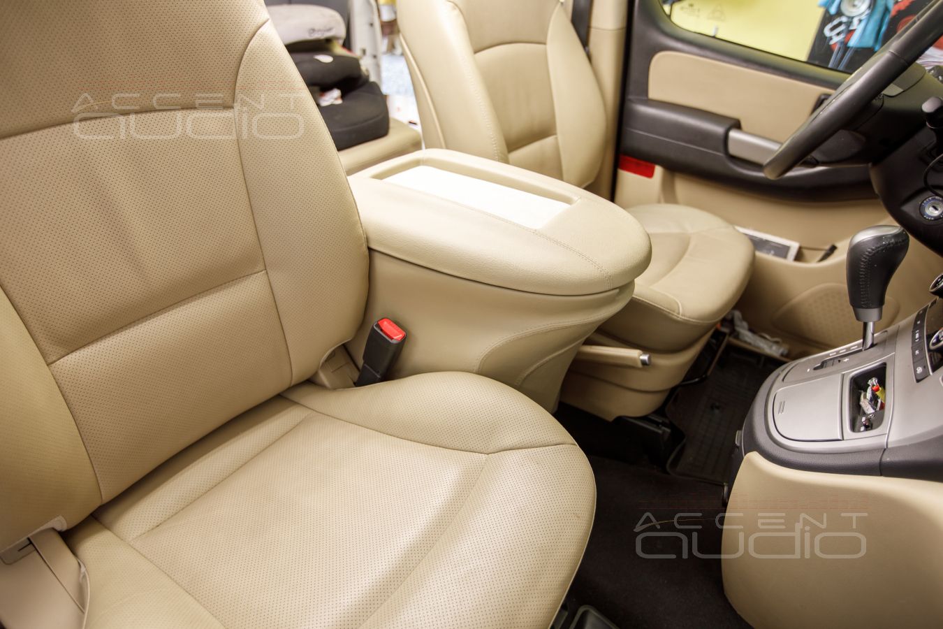 Реализация: подлокотник-сабвуфер специально и эксклюзивно для Hyundai Starex H1