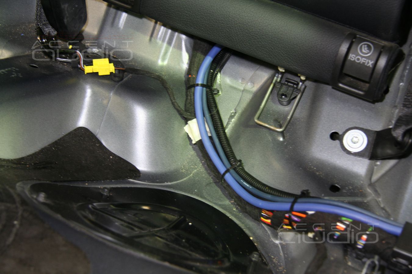 Прокладка силовой и акустической проводки, коммутация