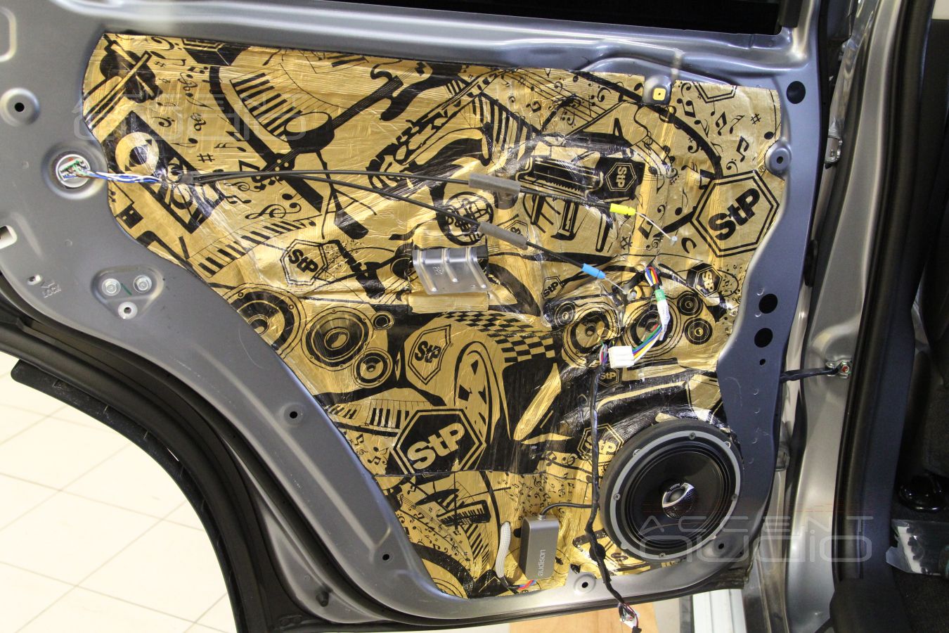 Аудиоподготовка дверей Mitsubishi Pajero Sport