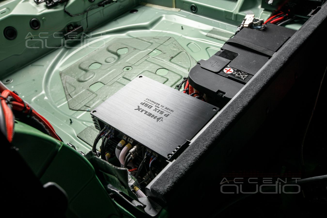 Скрытая интеграция усилителей Helix и Alpine в Audi Q5 ll