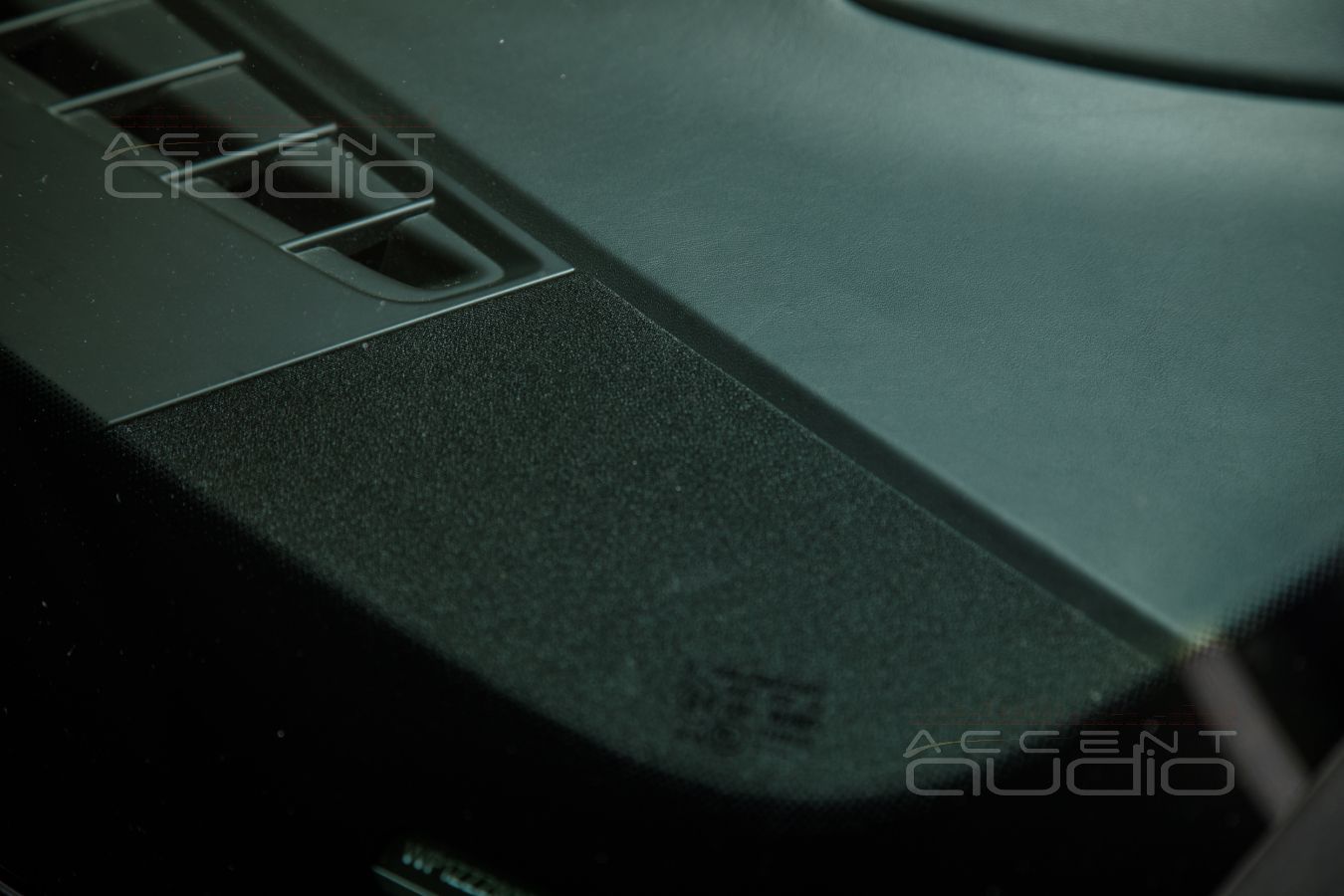 Сложное решение важной задачи: установка среднечастотных динамиков Brax в Porsche Cayenne