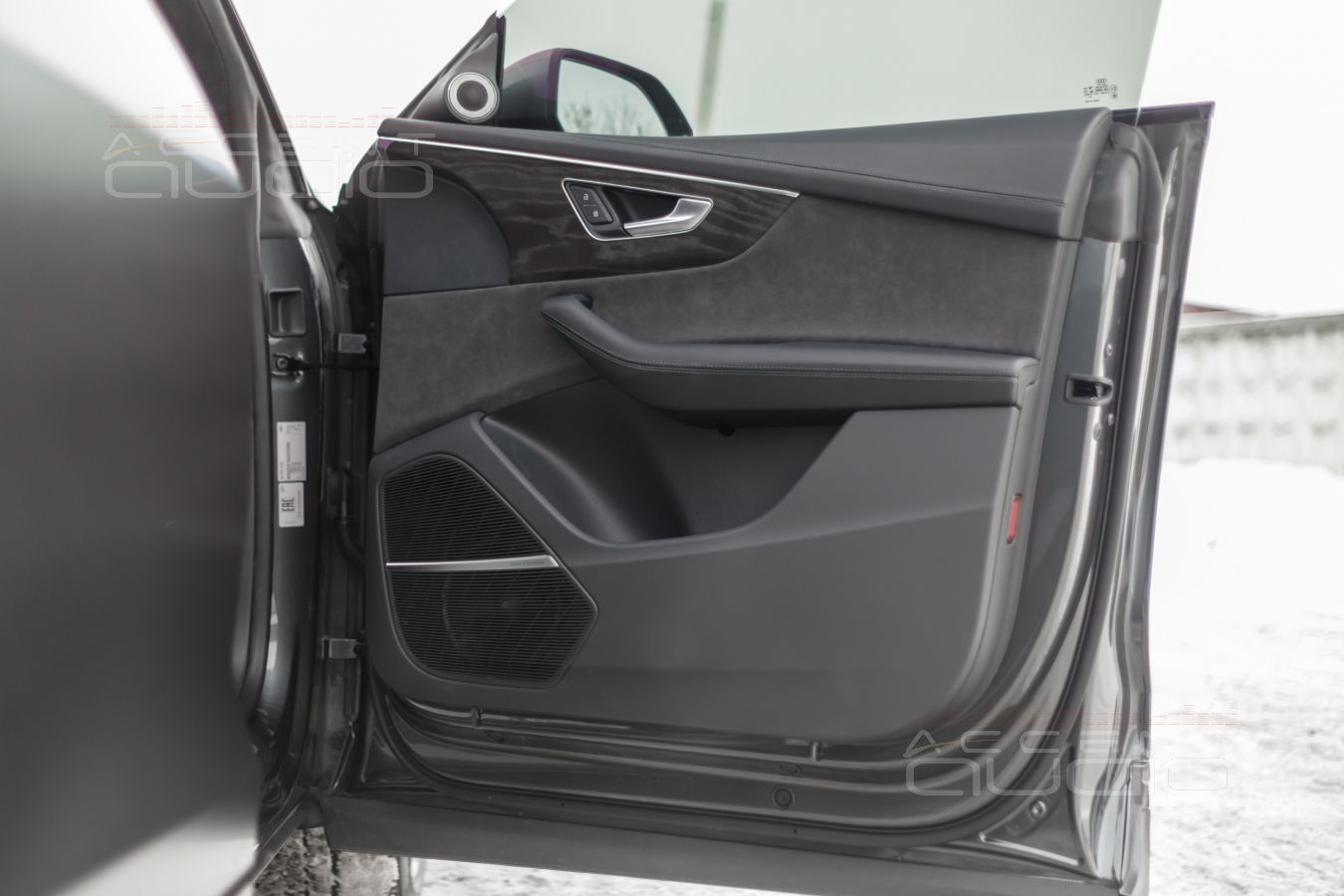 Аудиоподготовка дверей и установка мидбасов Dego Master 2000 в дверные ящики Audi Q8