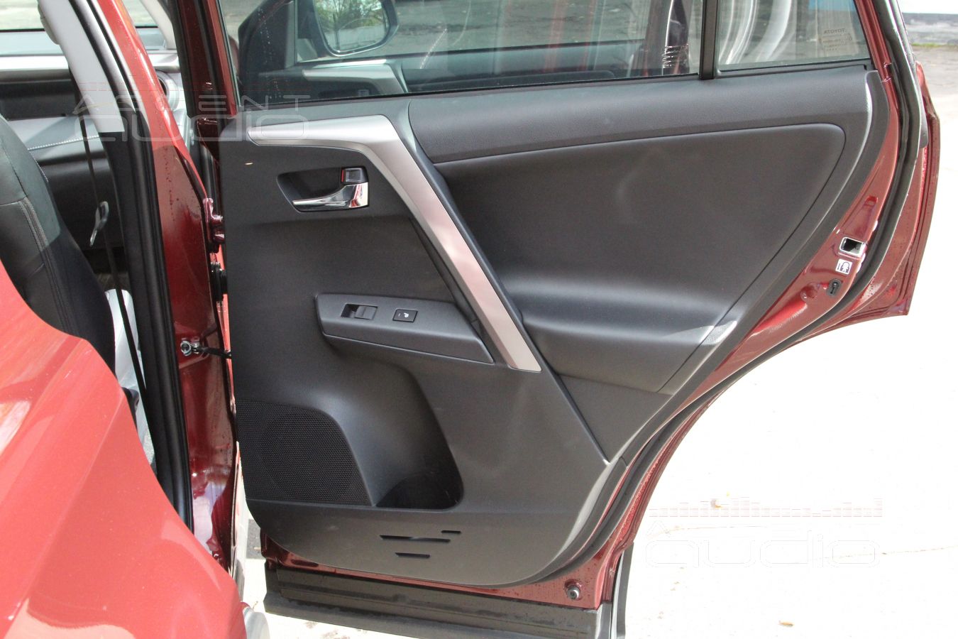 3D печать, установка тыловой акустики и аудиоподготовка задних дверей Toyota Rav4