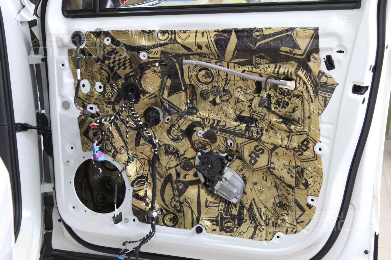 Шумоизоляция Volkswagen Tiguan 2017: аудиоподготовка дверей