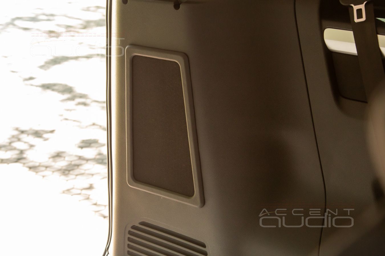 Полностью встроенный сабвуфер-стелс специально для Opel Zafira Life