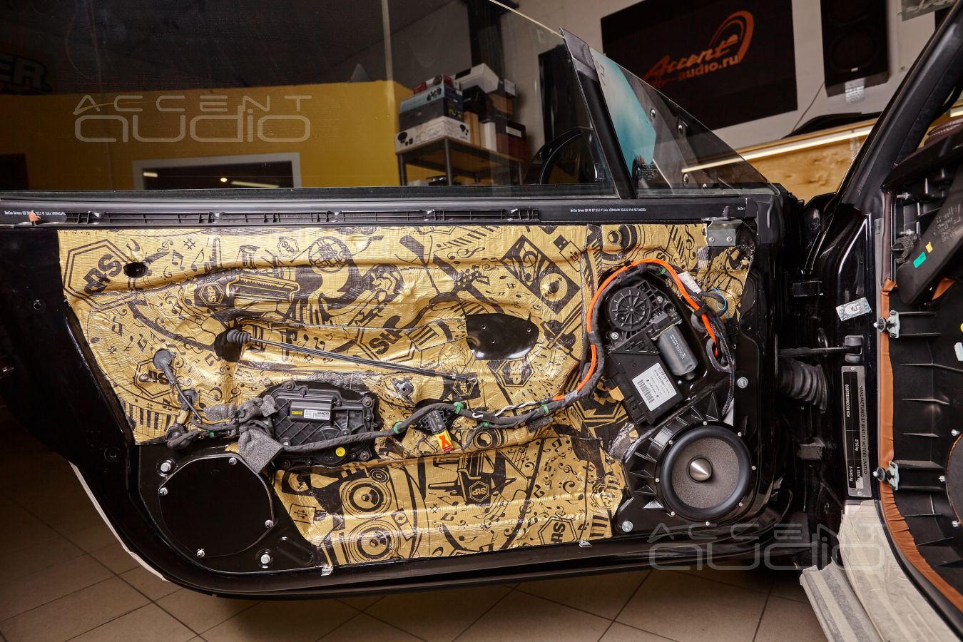 Новая акустика Brax ML6P в дверях Bentley Continental GT.