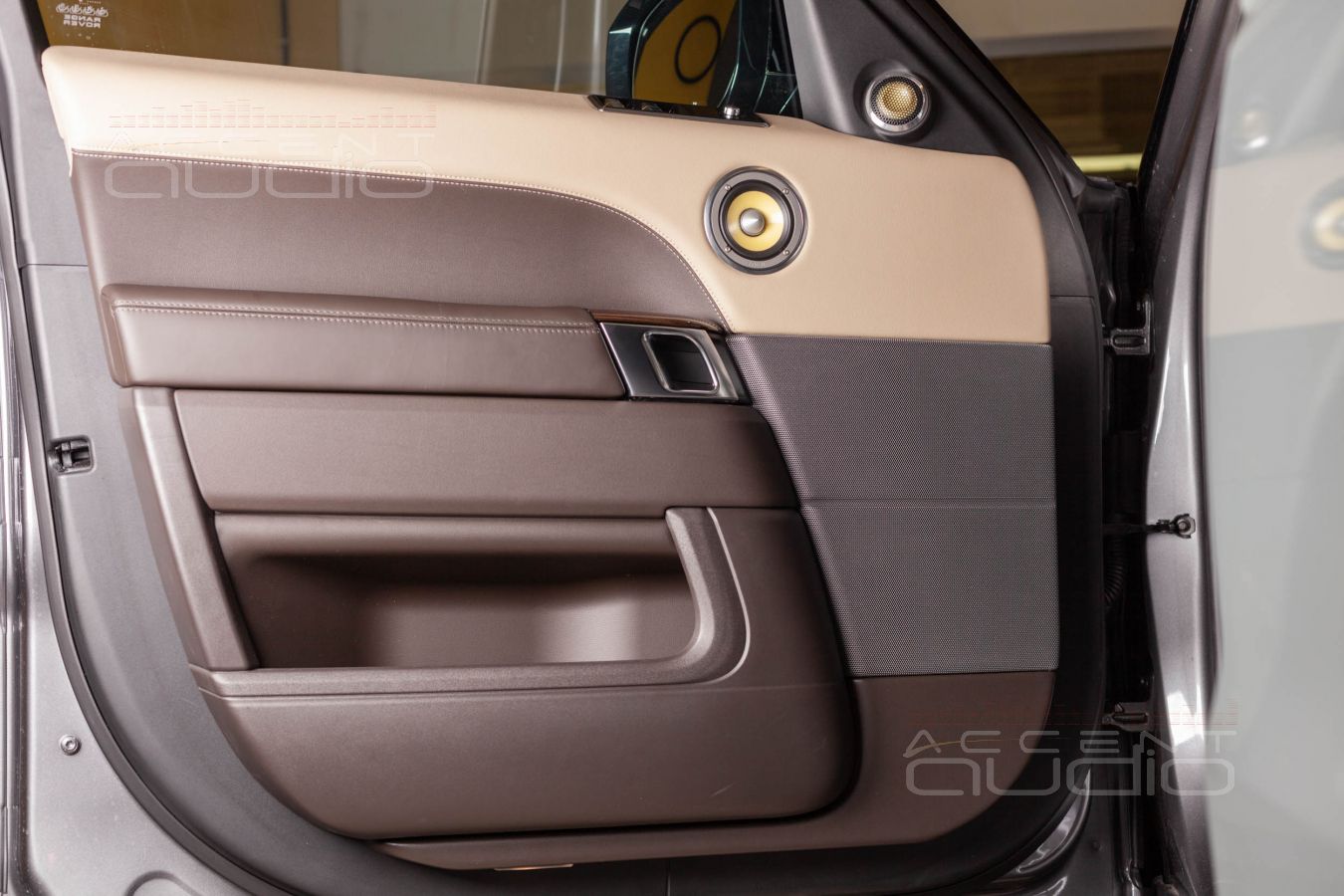 Всё желтое и модное – наружу: установка новой акустики Focal K2 Power в Range Rover Sport