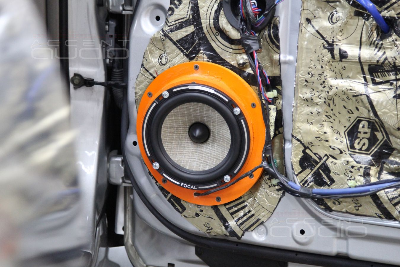 Установка акустики Focal Performance в Nissan 350Z