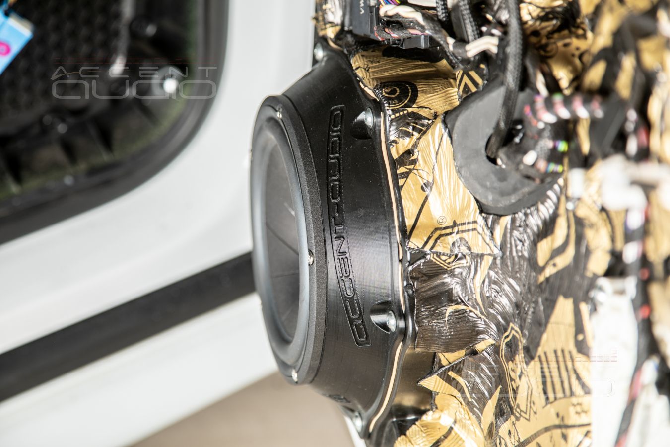 Аудиоподготовка дверей и установка мидбасов ScanSpeak 18W в Porsche Cayenne