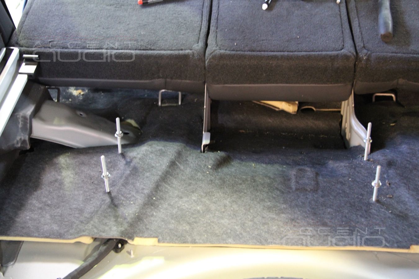 Установка усилителя и аудиопроцессора в Volvo XC70