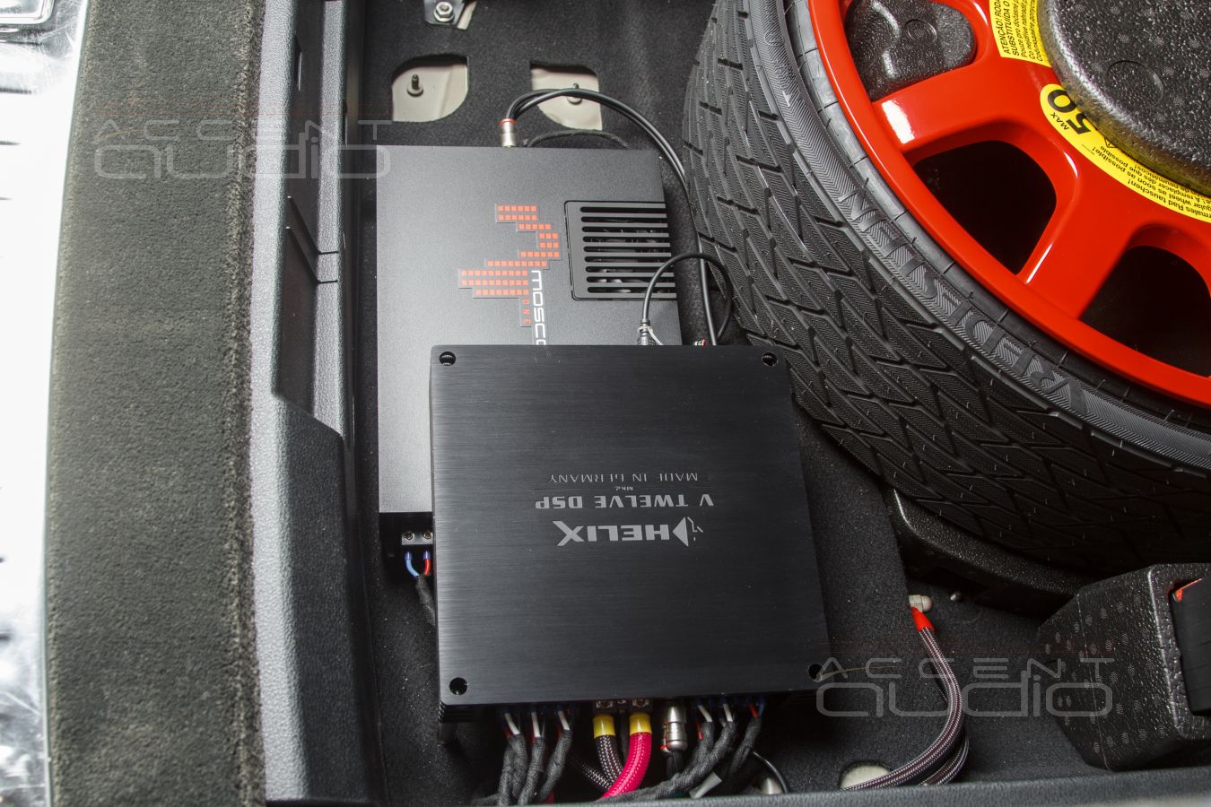 Скрытая интеграция усилителей Helix и Mosconi в Bentley Bentayga