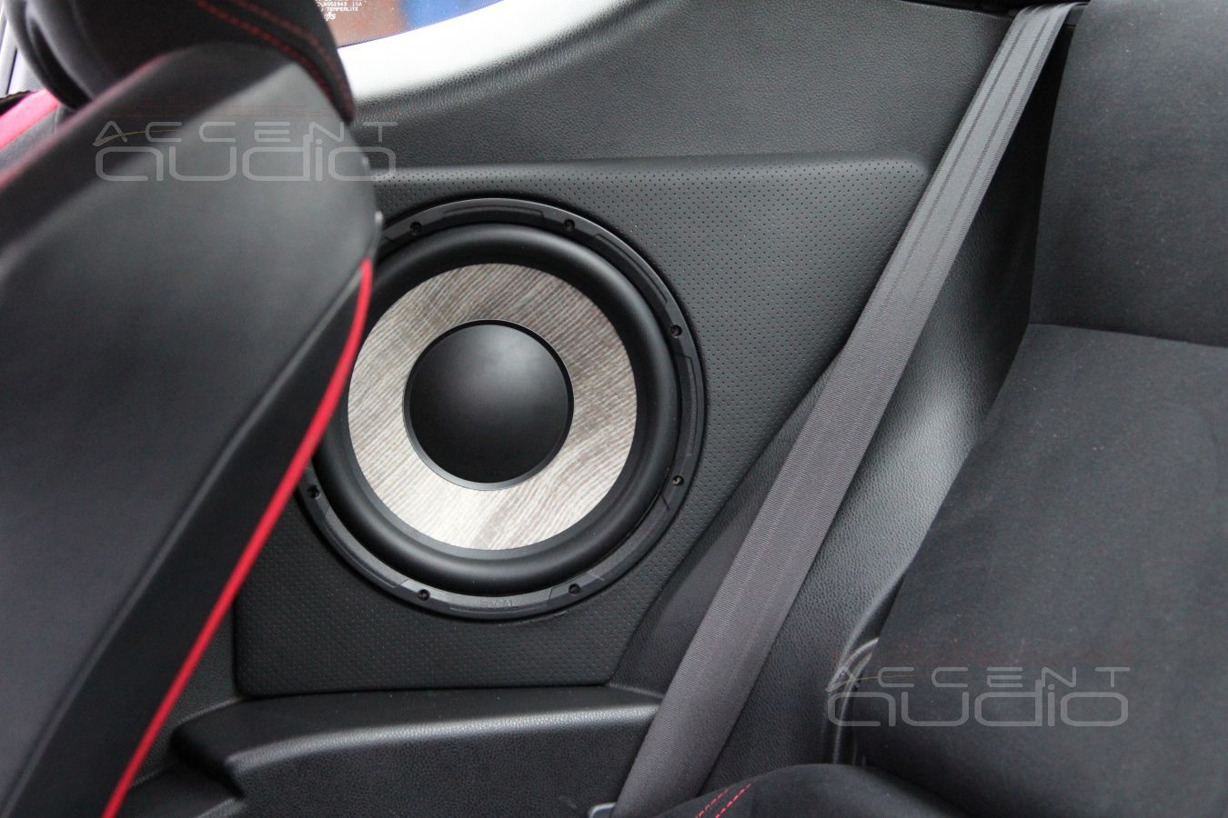 Встроенный сабвуфер в Toyota GT86