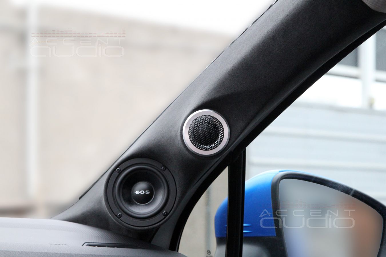 Установка СЧ и ВЧ динамиков – подиумы в стойках лобового стекла Volkswagen Tiguan 2