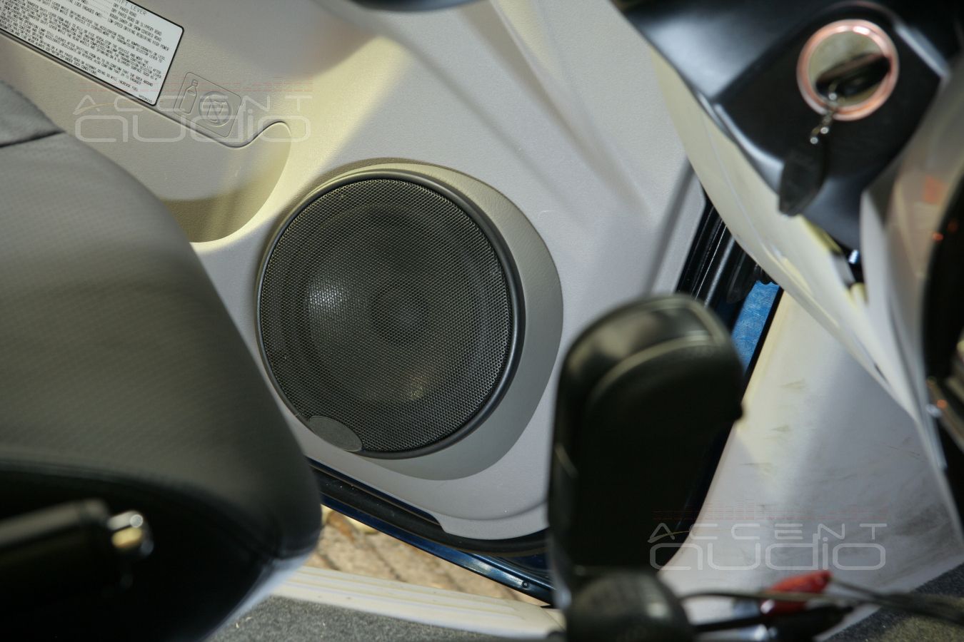 Установка мидбасов в Mitsubishi Pajero Sport