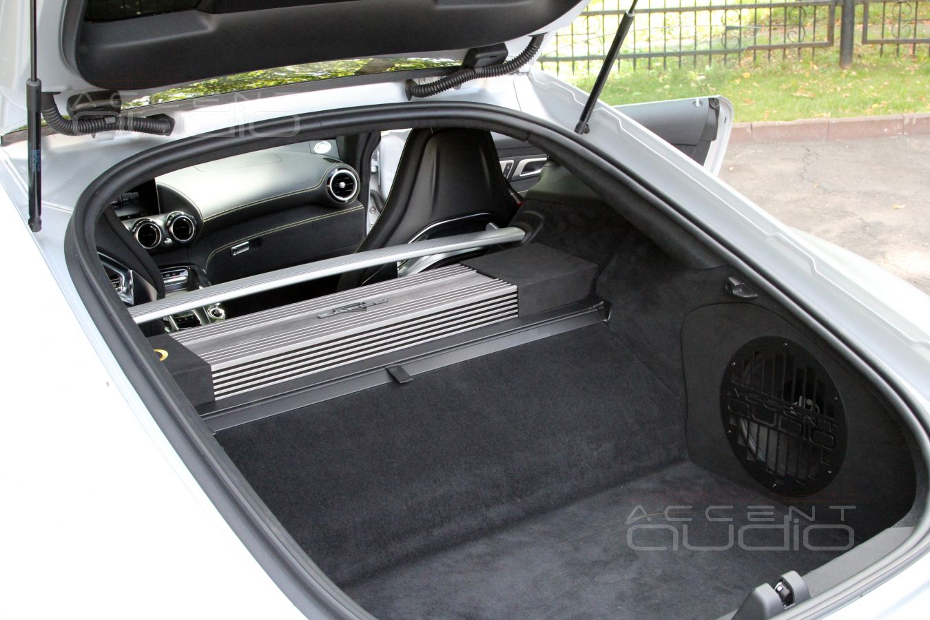 НЕ скрытая установка шестиканального усилителя Zapco в Mercedes-Benz GT
