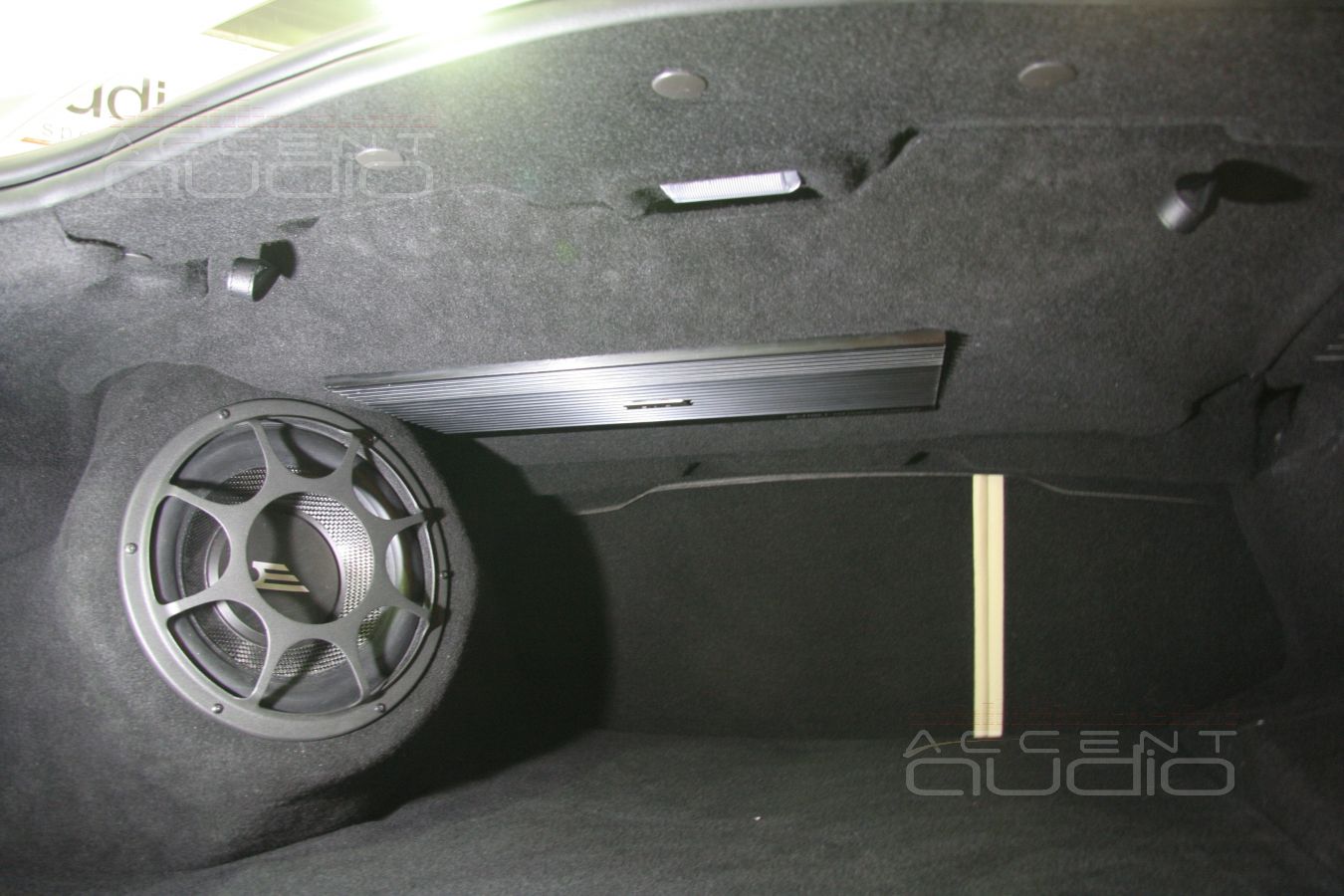 Установка усилителя и сабвуфера в Jaguar XF