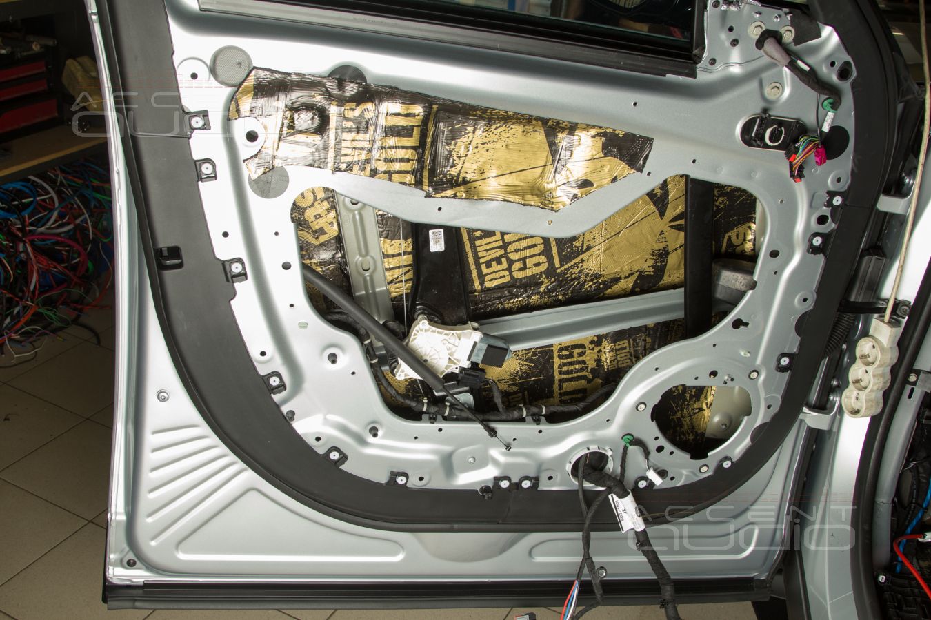 Аудиофильский мидбас Brax GL6 в дверях Range Rover 2024 штатно = домашняя плотность