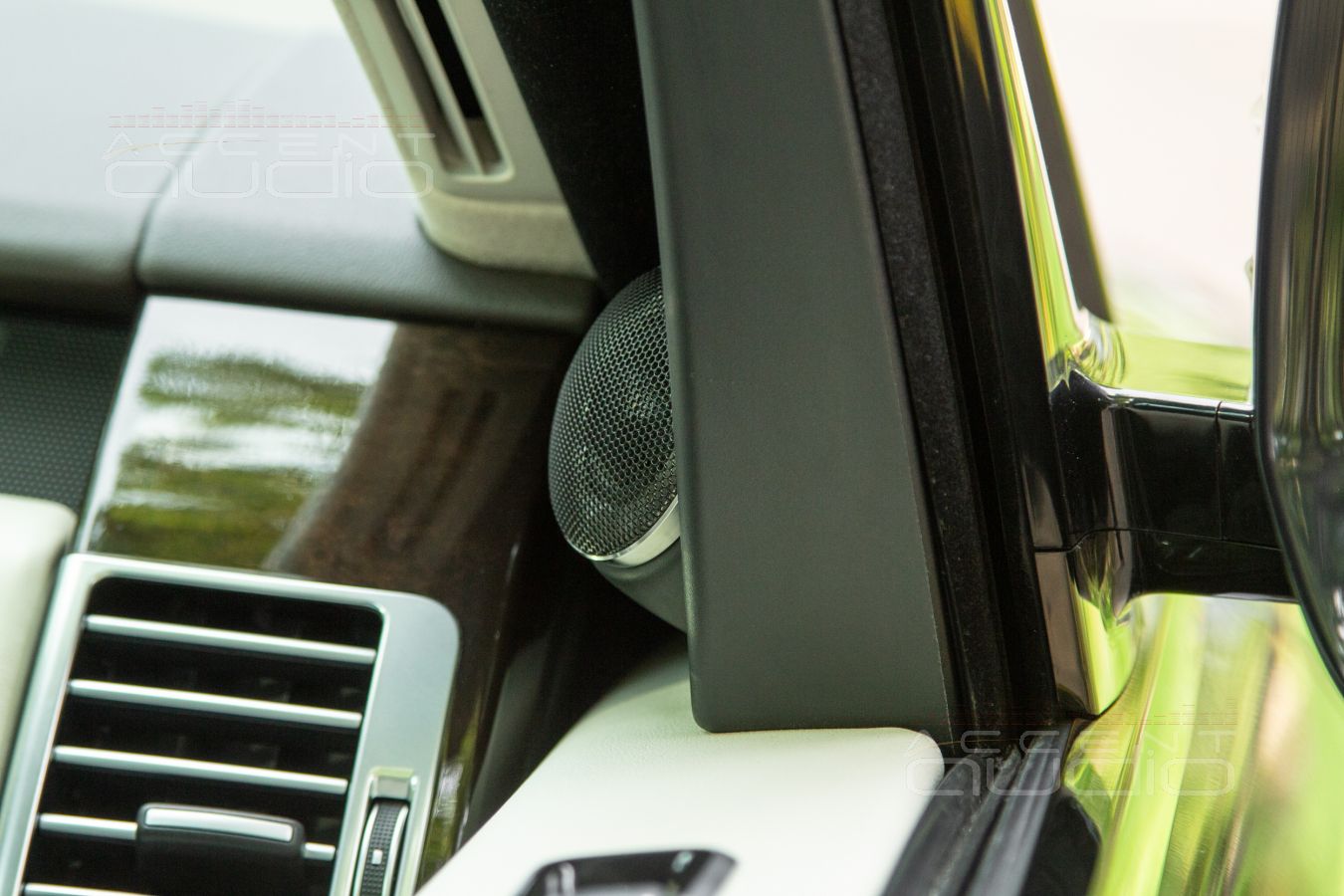 Новые высокочастотные излучатели Brax ML1 в интерьере Range Rover